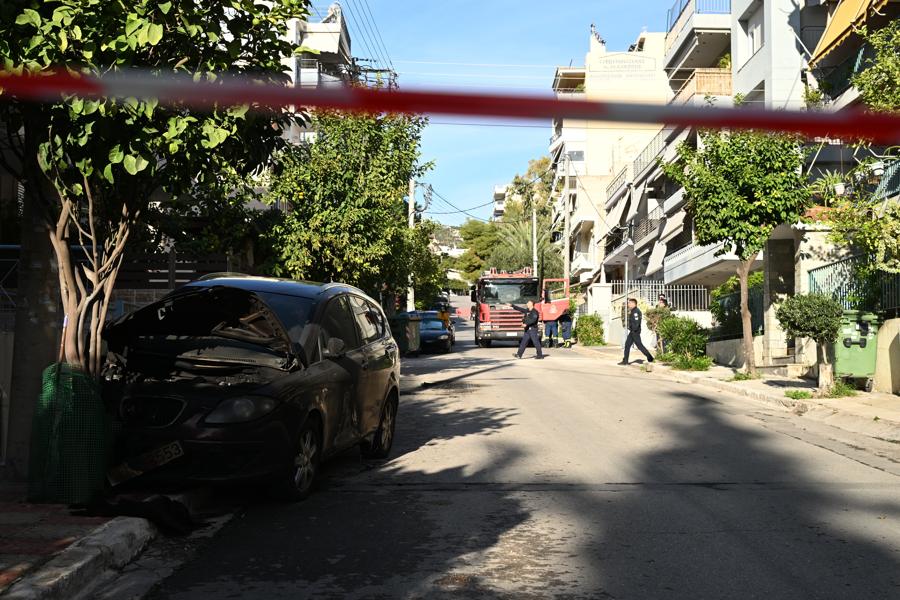 Νίκαια: Εβαλαν φωτιά σε όχημα σωφρονιστικού υπαλλήλου – Εντοπίστηκε χειροβομβίδα στην αυλή του σπιτιού του