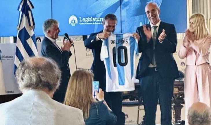 Γιώργος Νταλάρας: Έλαβε τη φανέλα της Αργεντινής με το «10» – ΦΩΤΟ