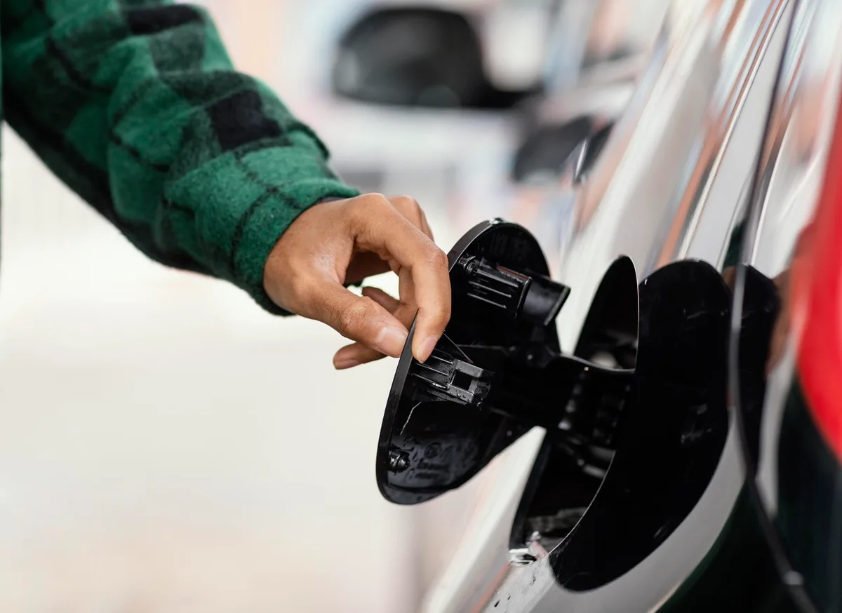 Fuel Pass III: Πάνω από 2,5 εκατ. δικαιούχοι και 113 εκατ. ευρώ για την απορρόφηση των πιέσεων από την κρίση στη Μέση Ανατολή