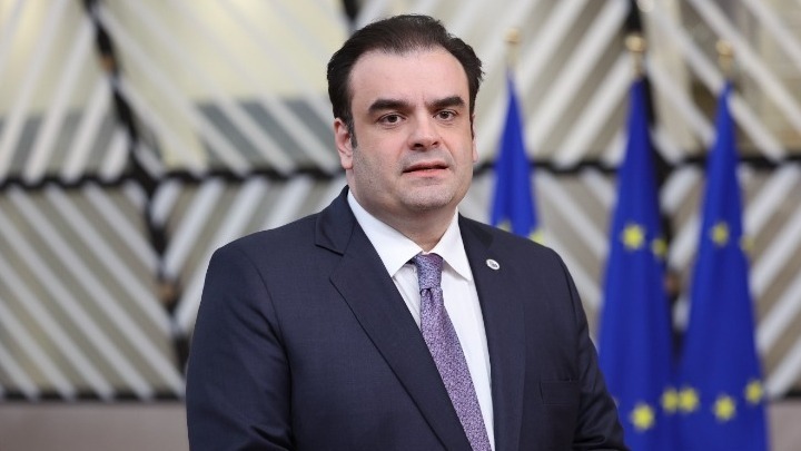 Handelsblatt: Η στρατηγική Πιερρακάκη για τις πρόωρες αποπληρωμές χρέους φέρνει αποτελέσματα