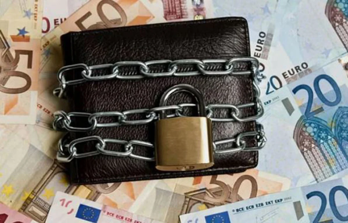 Στα 1600 ευρώ ο ακατάσχετος λογαριασμός – Οι νέες ρυθμίσεις για το ιδιωτικό χρέος – Ποιους αφορούν