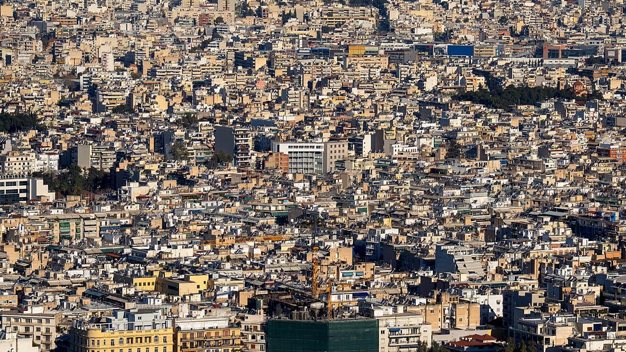 Τα ελληνικά σπίτια μετατρέπονται σε θερμικές παγίδες τα καλοκαίρια