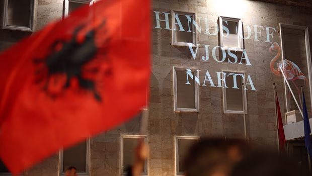 Αλβανία: Για ξέπλυμα χρήματος και εμπόριο ναρκωτικών ερευνάται ο επιχειρηματίας που πούλησε τη γη για το θέρετρο του Κούσνερ