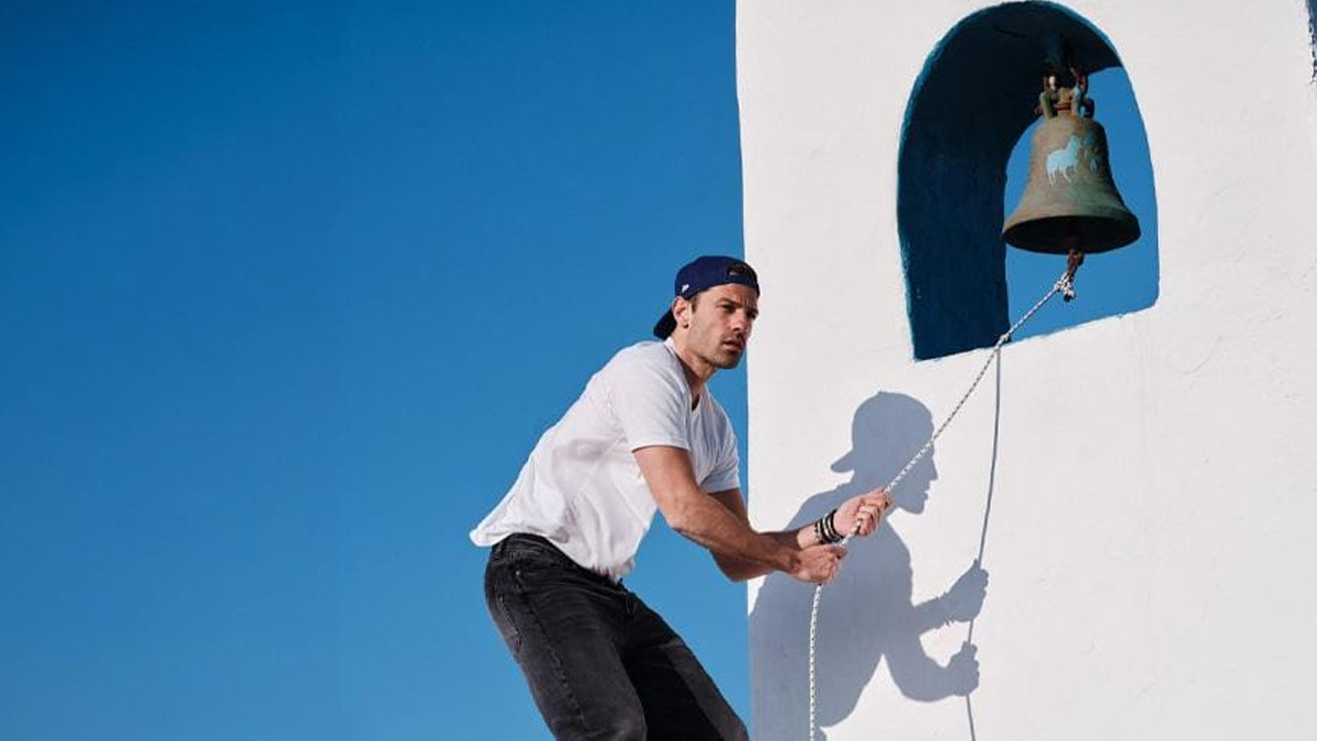 Στην κορυφή του Billboard με τις «Καμπάνες»