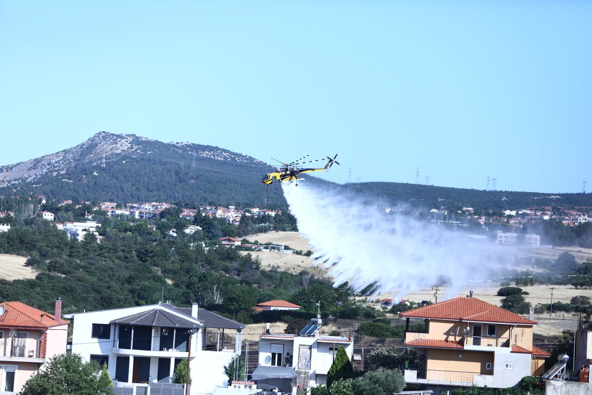 Πυρκαγιά στο Ωραιόκαστρο: Μάχη με τις φλόγες σε δύο εργοστάσια – Τέσσερις πυροσβέστες στο νοσοκομείο