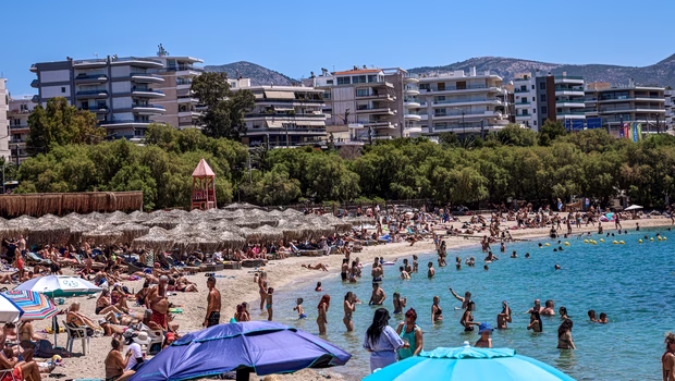 Απόβαση των Αθηναίων στις παραλίες – Άφησαν το κλεινόν άστυ και έτρεξαν για βουτιές
