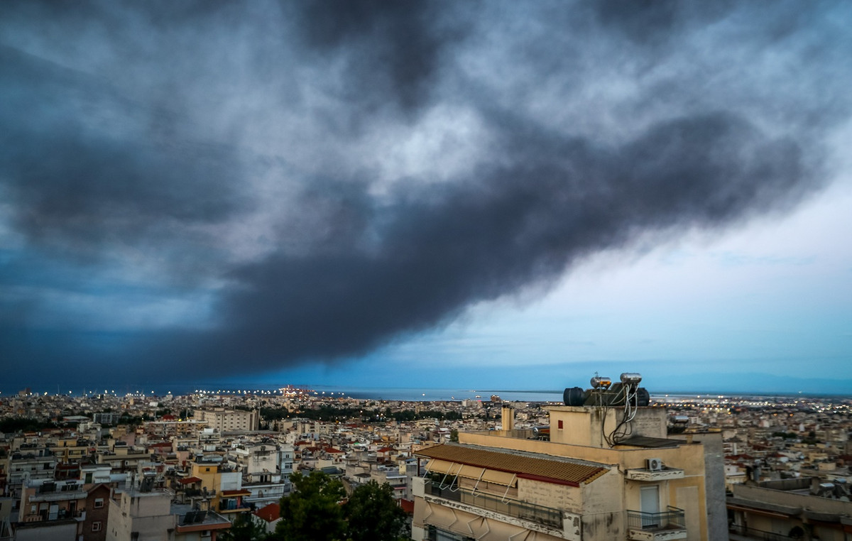 Τι περιέχει το τοξικό νέφος που σκέπασε τη Θεσσαλονίκη από τη φωτιά στο Ωραιόκαστρο- Οι οδηγίες των ειδικών – Συνεχίζεται η κατάσβεση