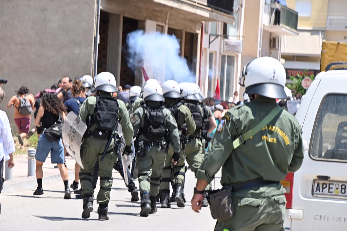 Άργος: Επεισόδια στην πορεία για τον 20χρονο Θοδωρή – Ένταση μεταξύ διαδηλωτών και ΜΑΤ