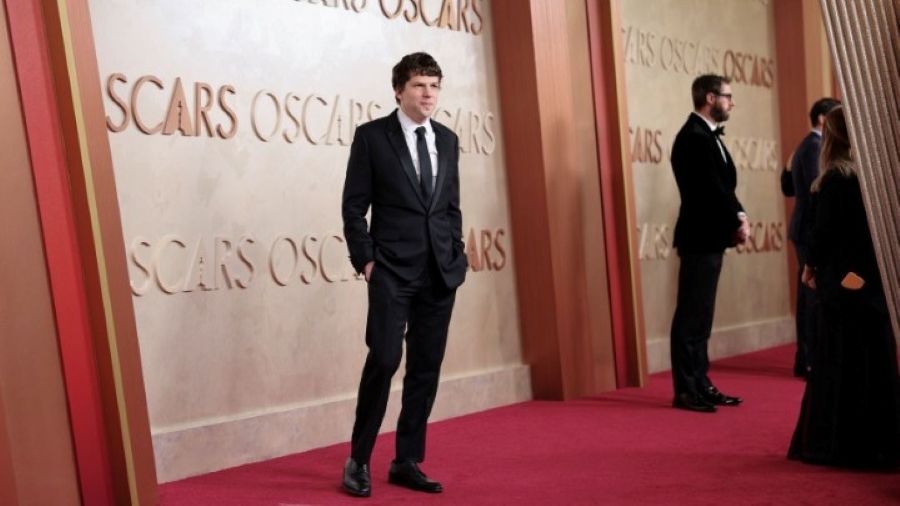 Jesse Eisenberg για Mark Zuckerberg: Δεν θέλω πλέον να με συνδέουν μαζί του