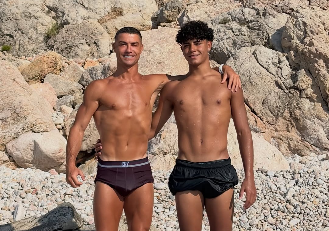 Περήφανος μπαμπάς ο Cristiano Ronaldo – Σύγκριση… μυών με τον 16χρονο γιο του
