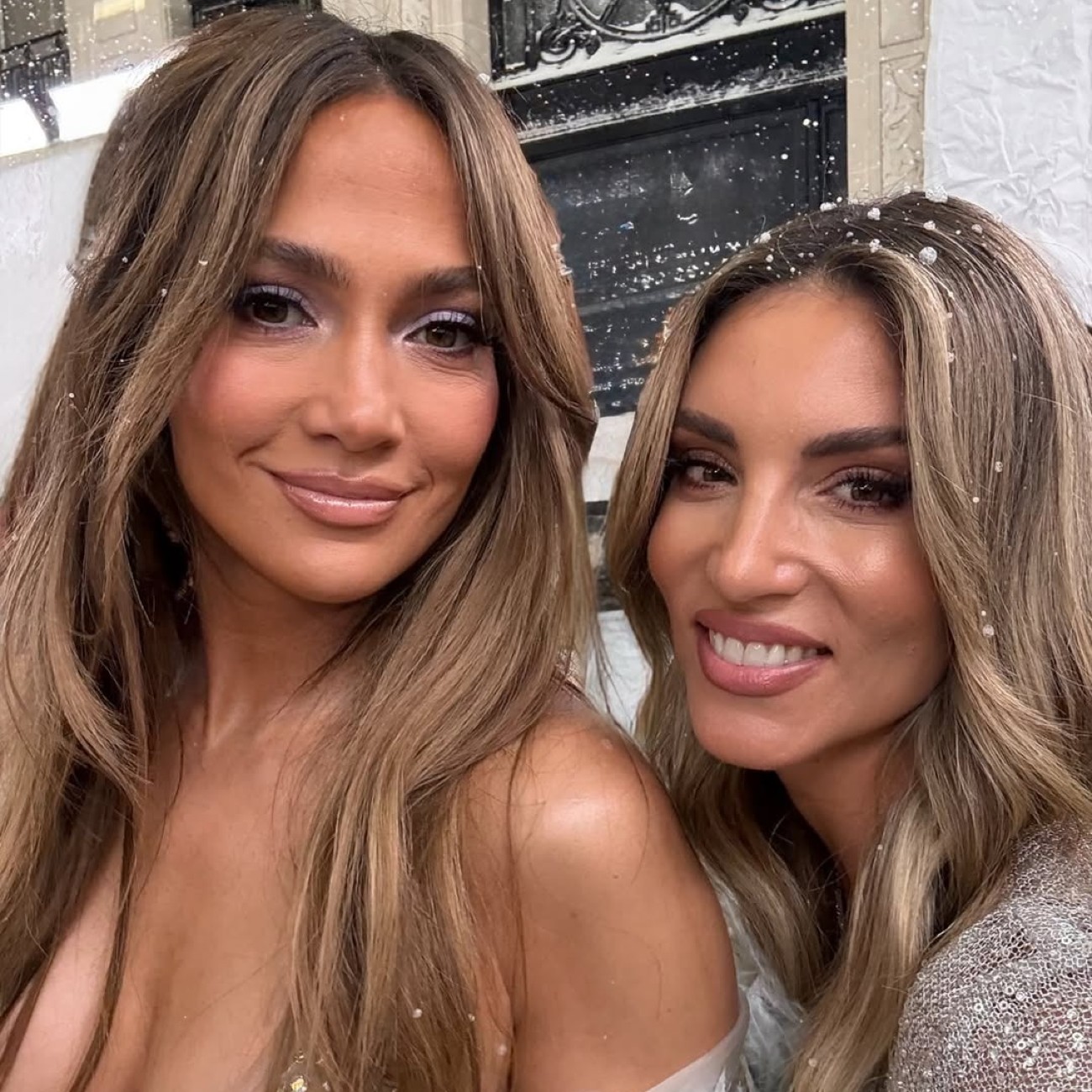 Η Αθηνά Οικονομάκου ποζάρει με την Jennifer Lopez