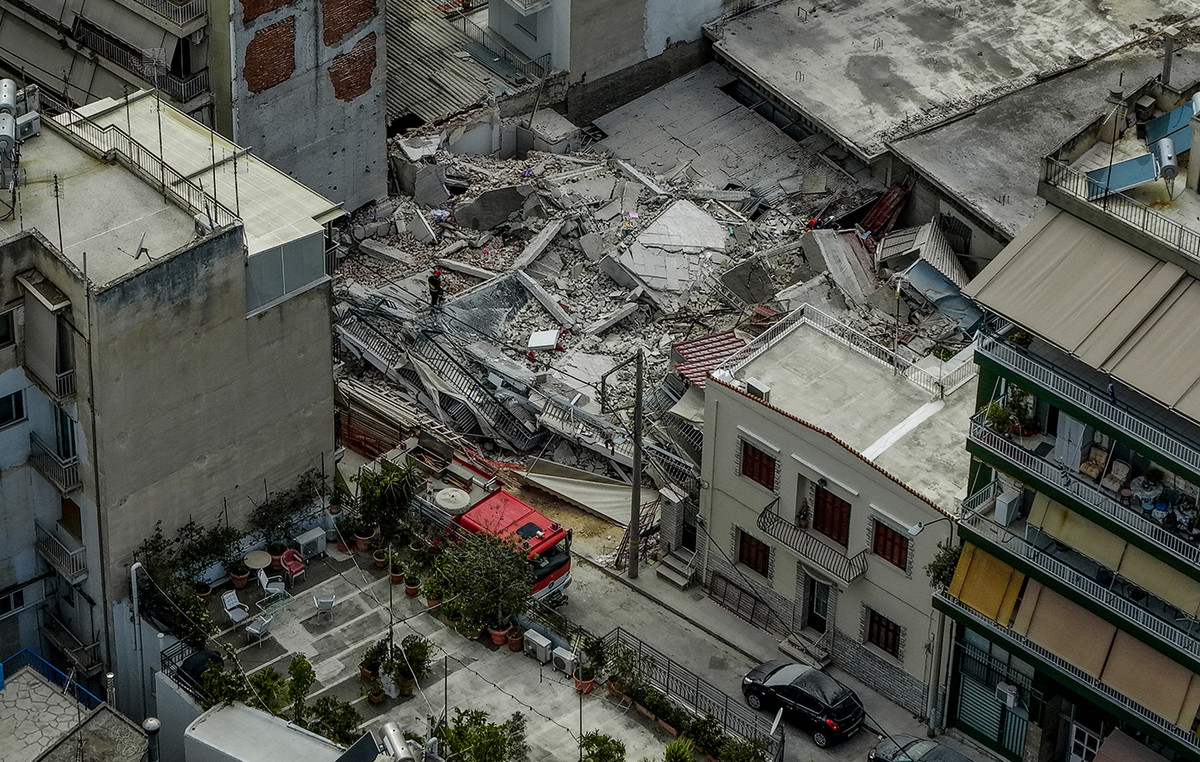 «Άκουσα ένα κρακ, σπάζαν τζάμια, άρχισαν να πέφτουν μπαλκόνια – Παγώνεις που το βλέπεις» – Μαρτυρία για την κατάρρευση στα Πετράλωνα