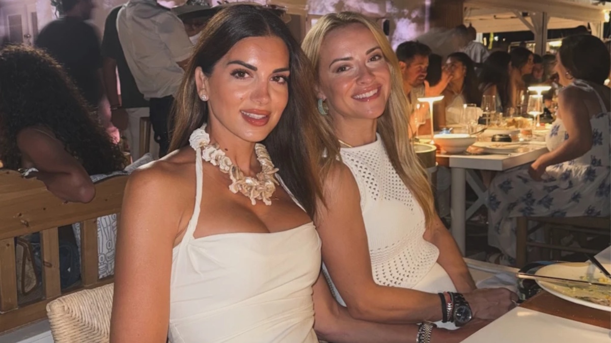 Διακοπές στη Νάουσα της Πάρου μαζί με την κουμπάρα της, Λίλα Κουντουριώτη