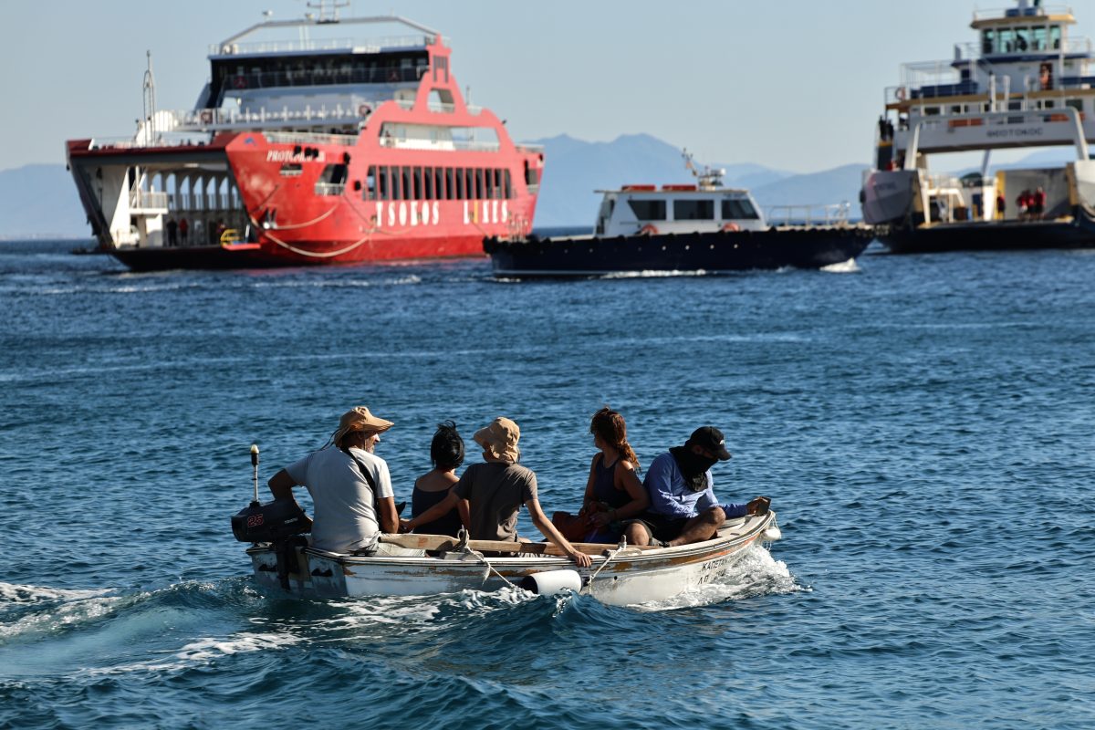 Πυρκαγιά στη Σαλαμίνα: 364 άτομα απεγκλωβίστηκαν από παραλίες με πλωτά μέσα – ΒΙΝΤΕΟ