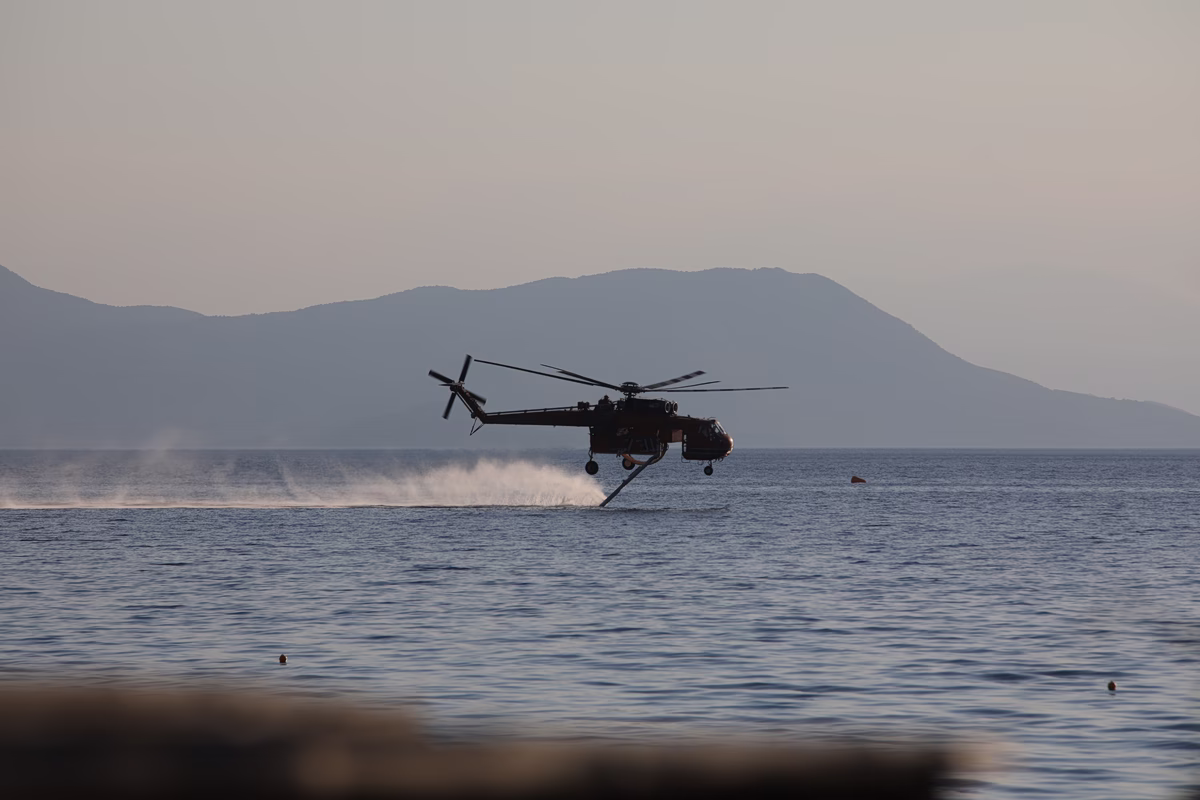 Φωτιά σε δασική έκταση στο Νευροκόπι – Σηκώθηκαν τέσσερα εναέρια