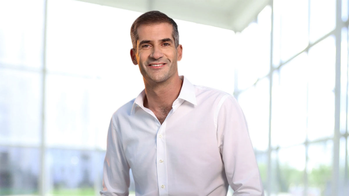 Φωτογραφίζεται με τον μεγάλο του γιο, Παύλο στις διακοπές τους