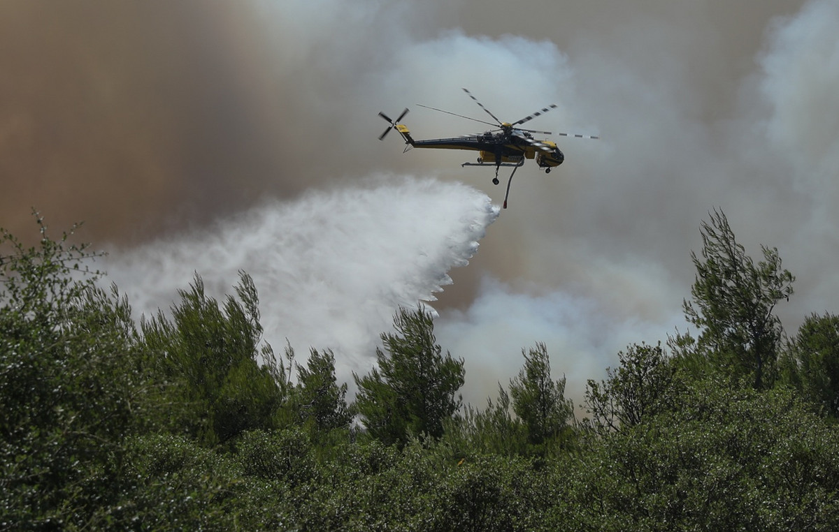 Συνεχίζεται η τιτάνια μάχη με τη φωτιά στη Δυτική Αττική – Τα δυο μεγάλα ενεργά μέτωπα που απασχολούν τις πυροσβεστικές δυνάμεις