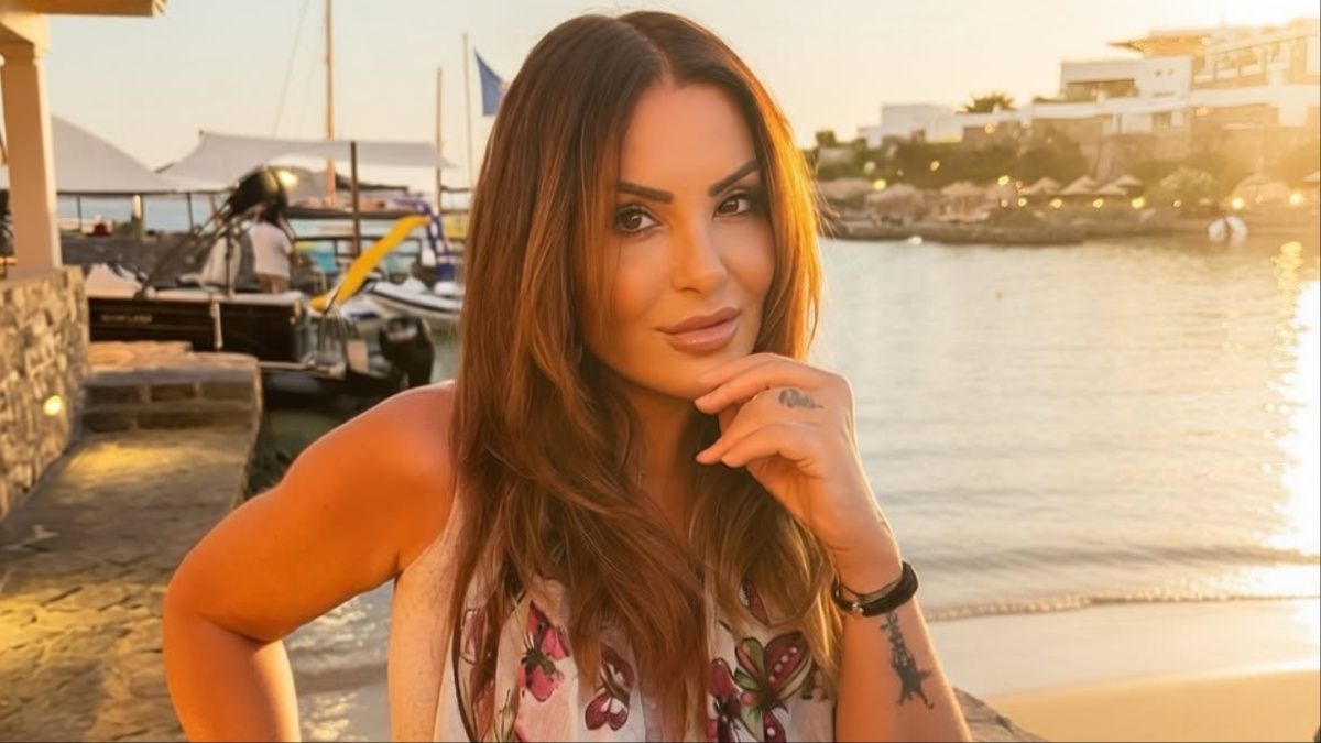 Ποζάρει μόνο με το μαγιό της στις διακοπές της στην Ελούντα