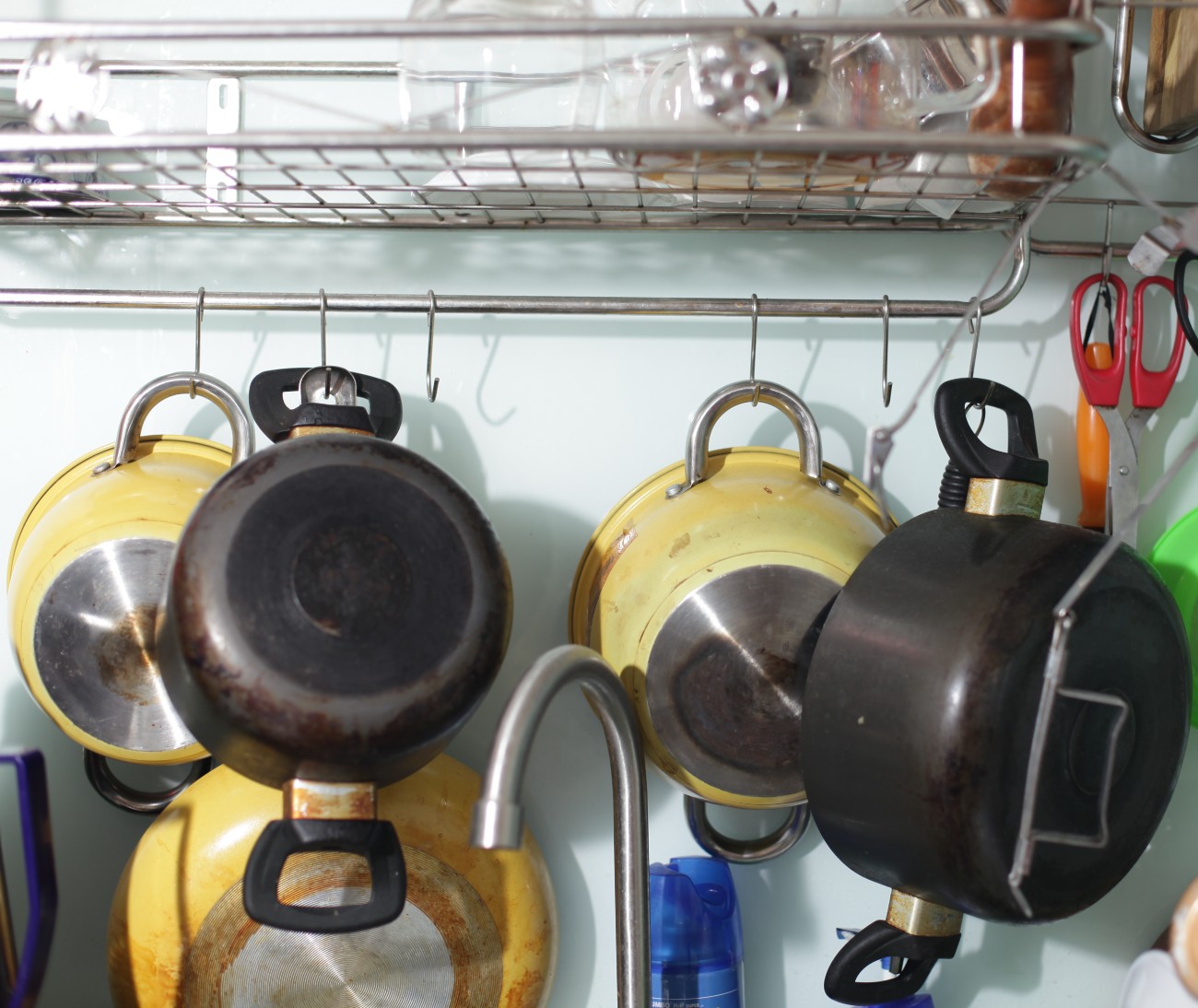 Το απόλυτο cleaning hack για τα καμένα λίπη σε κατσαρόλες, τηγάνια και ταψιά