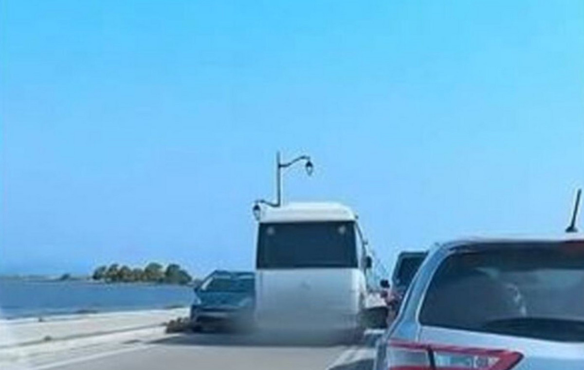 Λευκάδα: Τουριστικό λεωφορείο κάνει επικίνδυνη προσπέραση στη γέφυρα