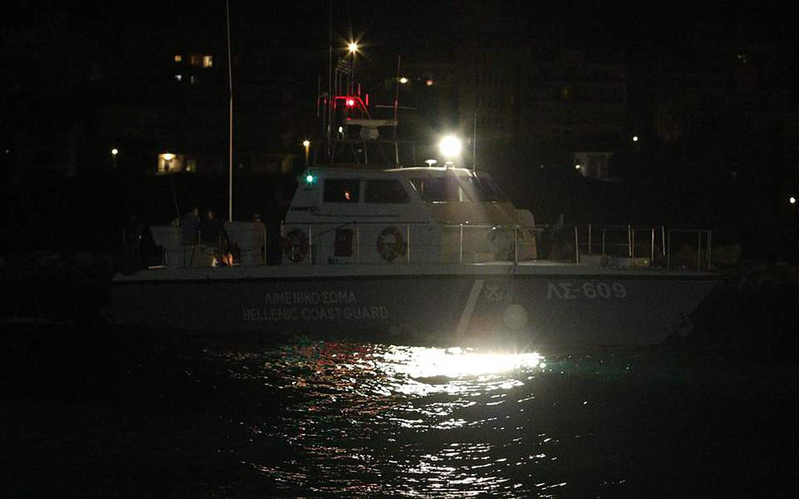 Πρόσκρουση επιβατηγού πλοίου σε θαλάσσιο ταξί στο λιμάνι της Σκιάθου