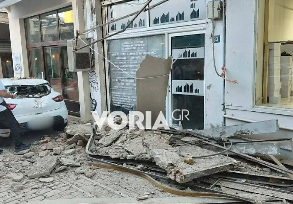 Θεσσαλονίκη: Μπαλκόνι κατέρρευσε και έπεσε σε ΙΧ στο κέντρο της πόλης
