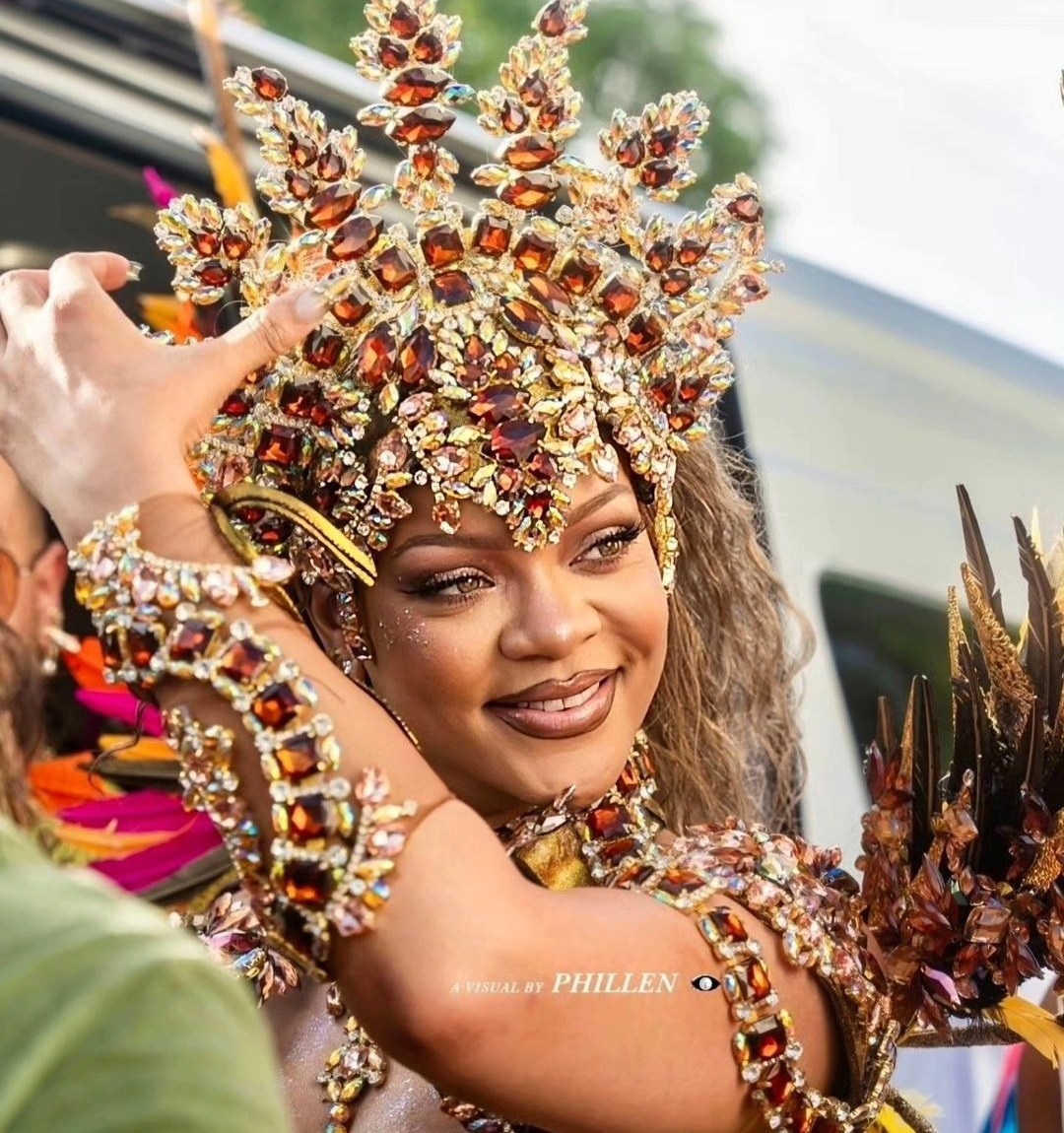 Rihanna: Επέστρεψε στο Crop Over με ένα εκρηκτικό look γεμάτο φτερά και κρύσταλλα