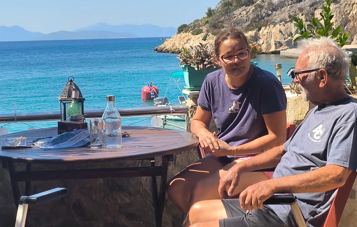 «Χωρίς τα ζώα μου δεν φεύγω»: Η αγωνιώδης μάχη ζευγαριού στη Σαλαμίνα όταν η φωτιά έφτασε στο σπίτι τους