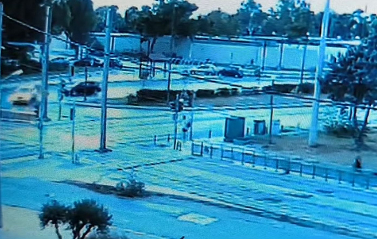 Βίντεο από το τροχαίο στη Βούλα: Η στιγμή που το ταξί κάνει αναστροφή στην παραλιακή και πέφτει πάνω του η μηχανή