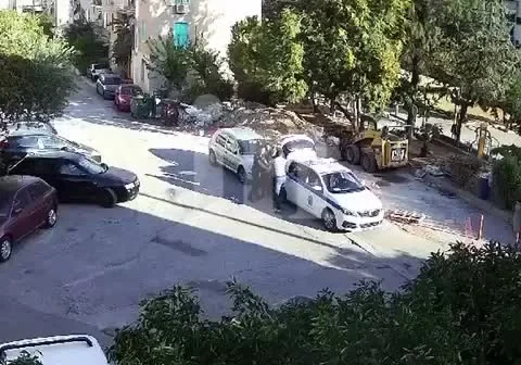 Καισαριανή: Αρνείται ότι επιτέθηκε στους αστυνομικούς ο 48χρονος – Τι λέει αποκλειστικά στο in