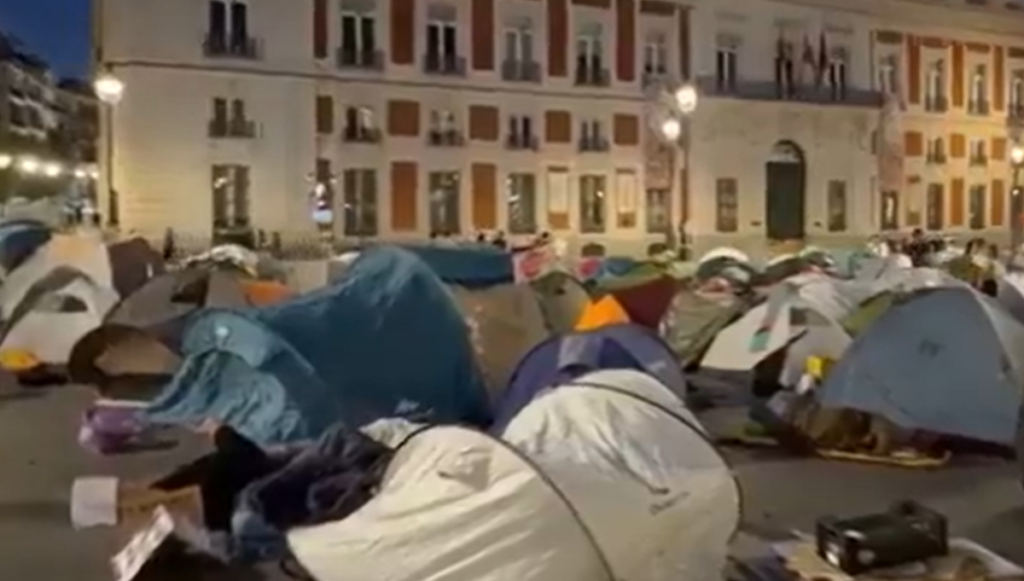 «Καμία άλλη Μαρικάρμεν», εκατοντάδες διαδηλωτές κατασκήνωσαν σε πλατεία στην Μαδρίτη
