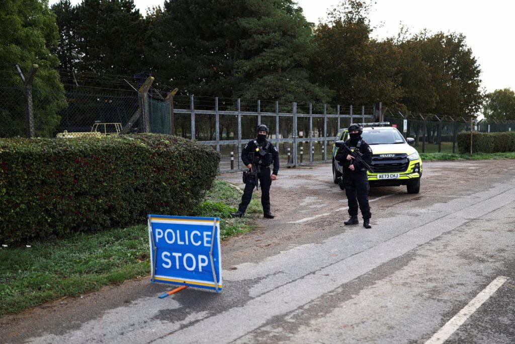 Βρετανία: Οι πέντε ύποπτοι για σχέδιο επίθεσης στη βάση της RAF θα αφεθούν ελεύθεροι με εγγύηση