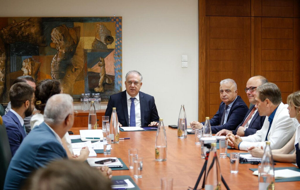«Ανάχωμα» στην ακρίβεια: Το κυβερνητικό σχέδιο Θεοδωρικάκου για τη στήριξη των εισοδημάτων