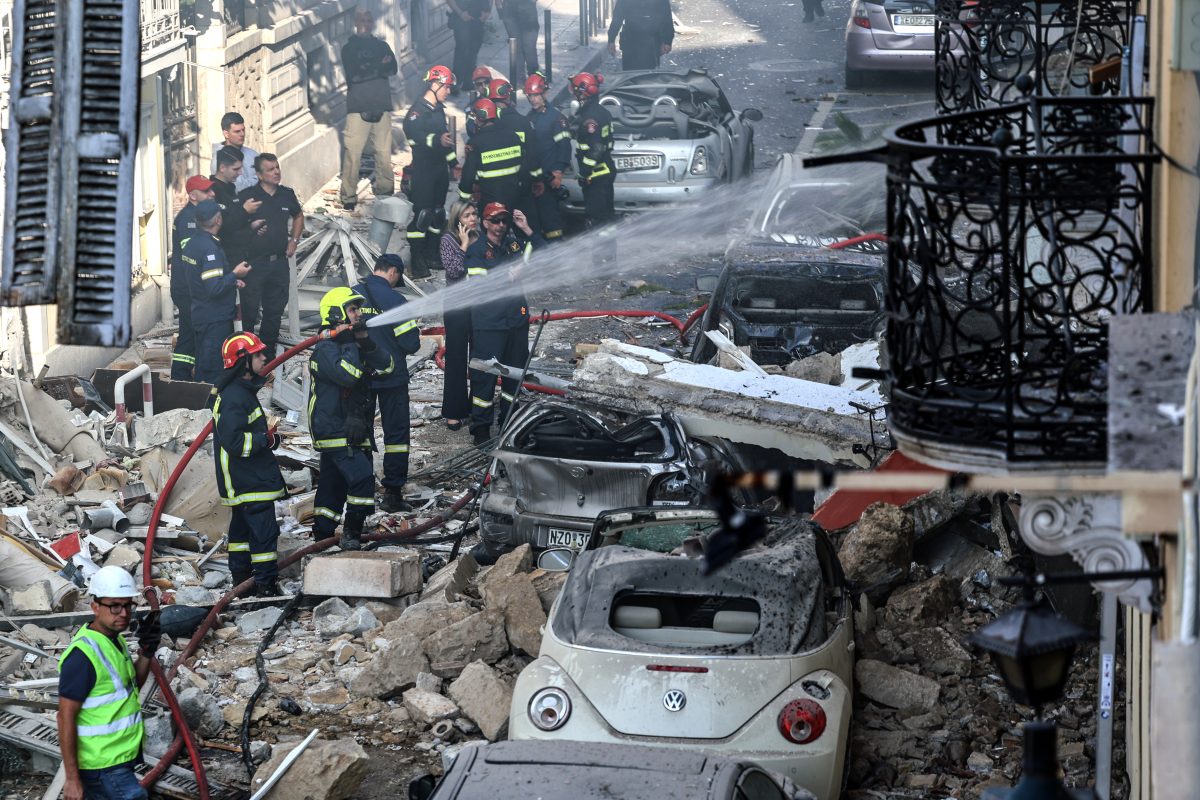 Βομβαρδισμένο τοπίο η Λυσικράτους στην Πλάκα μετά την έκρηξη – Αγωνία για 6 αγνοούμενους, βρέθηκε η τσάντα τουρίστριας – BINTEO