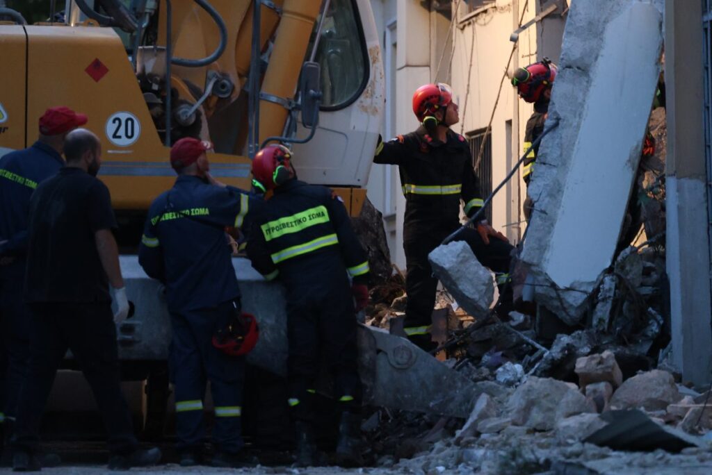 Έκρηξη στην Πλάκα: Νεκρή ανασύρθηκε γυναίκα από τα συντρίμμια – Αγωνία για πέντε αγνοούμενους