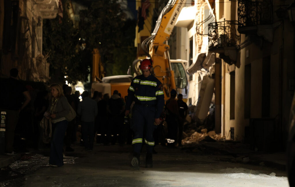 Έκρηξη στην Πλάκα: Μία νεκρή στα συντρίμμια, έρευνες για πέντε αγνοουμένους – Ολονύχτια επιχείρηση
