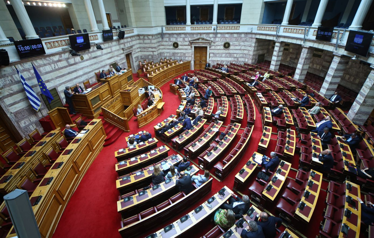Βουλή: Άρση ασυλίας για Ζωή Κωνσταντοπούλου και Δημήτρη Αβραμόπουλο