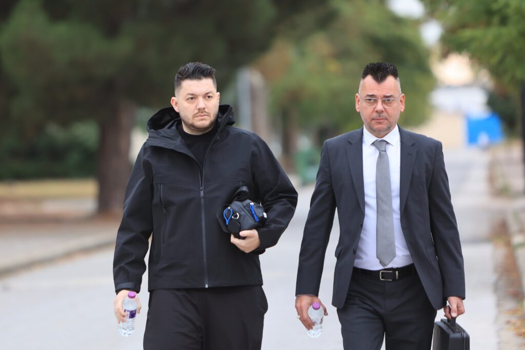 Τέμπη: Ρίγη συγκίνησης από τον σύζυγο της Αθήνας Κατσάρα – «Να πέθαινα καλύτερα εγώ, πάρα η μάνα του παιδιού μου»