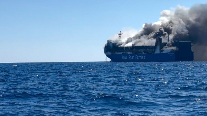 BLUE CARRIER 2: Συνεχίζεται η κατάσβεση – Σε υπήνεμο σημείο νοτιοδυτικά της Τήνου
