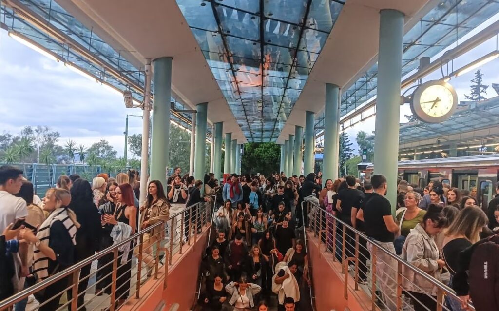 Πρωτοφανής συνωστισμός σε σταθμό του ΗΣΑΠ, μετά τη συναυλία της Άννας Βίσση [βίντεο]