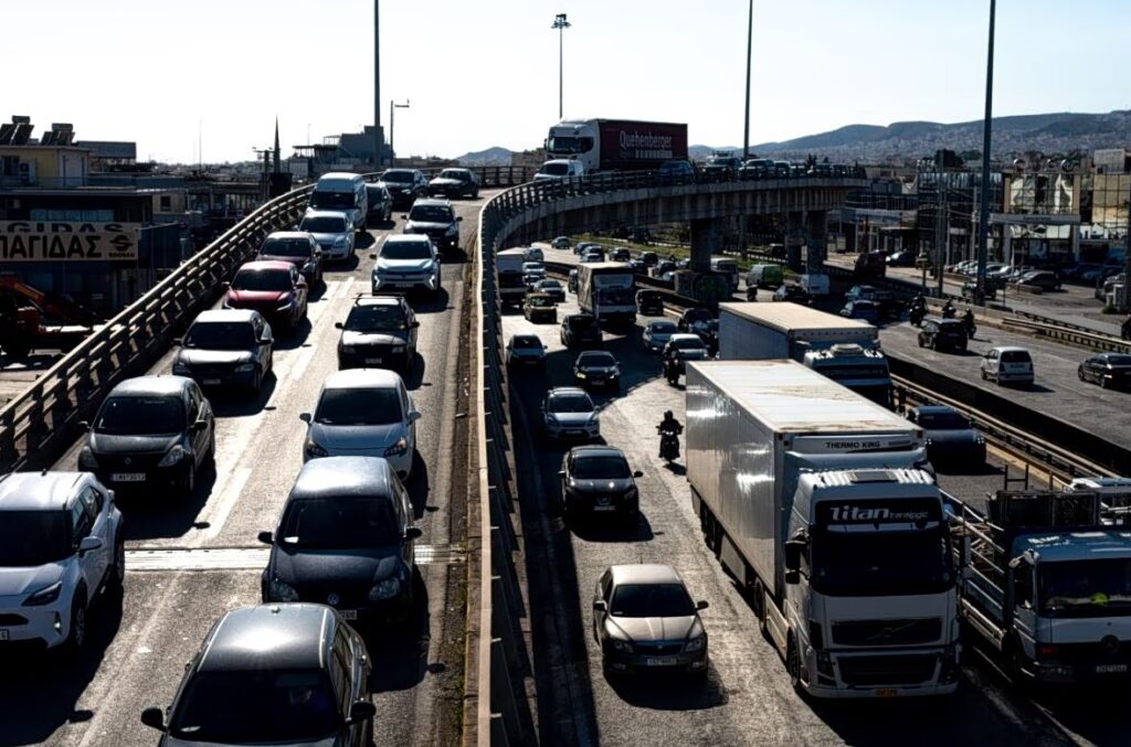Κίνηση: Μεγάλες καθυστερήσεις σε Κηφισό και Αττική Οδό