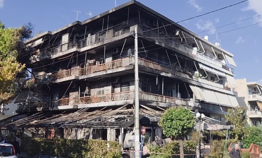 Νέα Ιωνία: Εικόνες καταστροφής στην πολυκατοικία που πήρε φωτιά – Στάχτη η καφετέρια