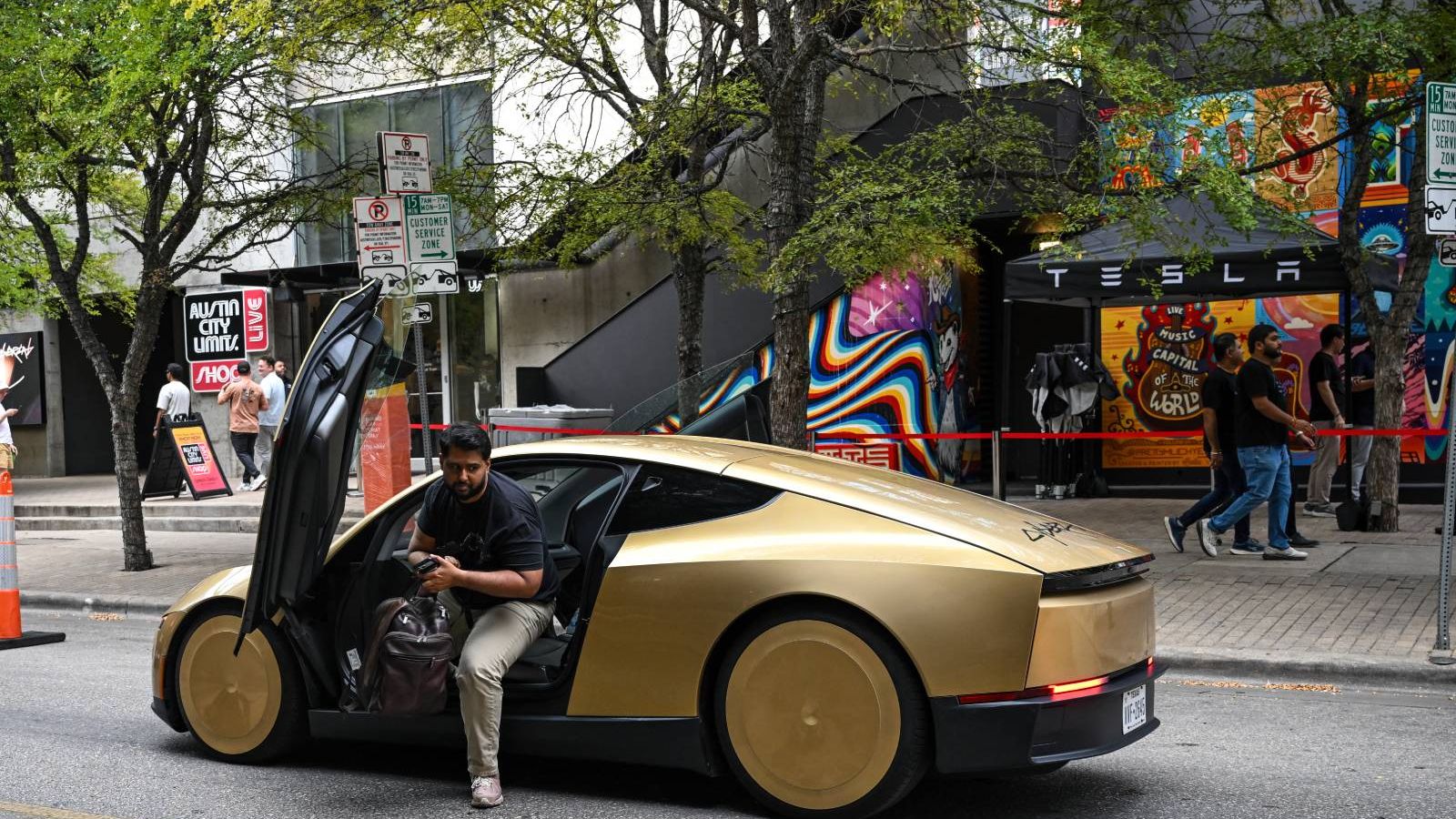 Η Tesla ξεκίνησε το Cybercab σε πραγματικές διαδρομές στο Austin