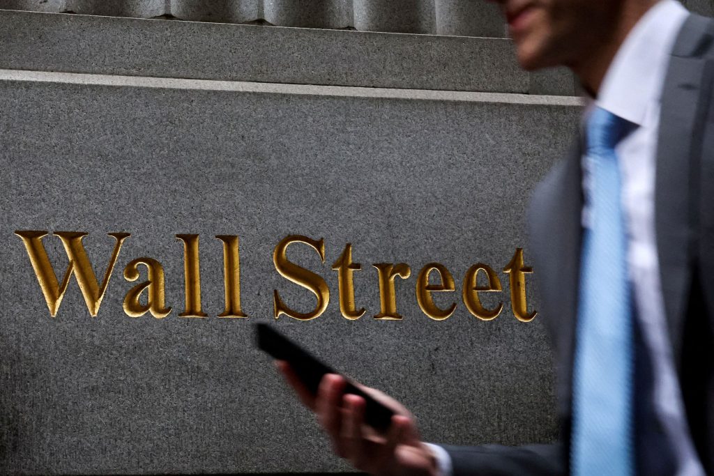 Wall Street: Με ήπιες απώλειες έκλεισαν και οι τρεις δείκτες – Στο υψηλότερο επίπεδο από το 2002 οι αποδόσεις των ομολόγων
