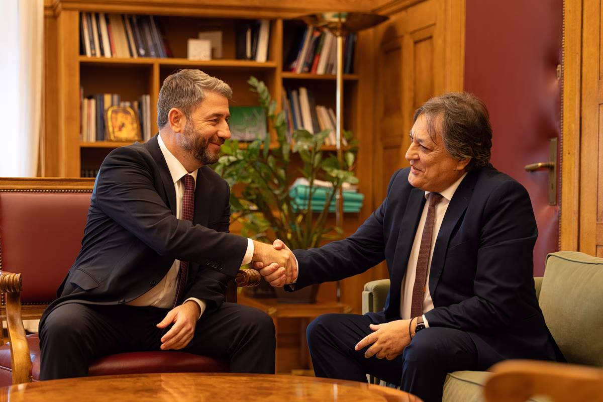 ΠΑΣΟΚ: Ράβε – ξήλωνε με τον Αυλώνιτη να «κεντάει» συνεργασίες με ΕΛΑΣ, ΣΥΡΙΖΑ, ΝΕΑΡ, Πλεύση Ελευθερίας