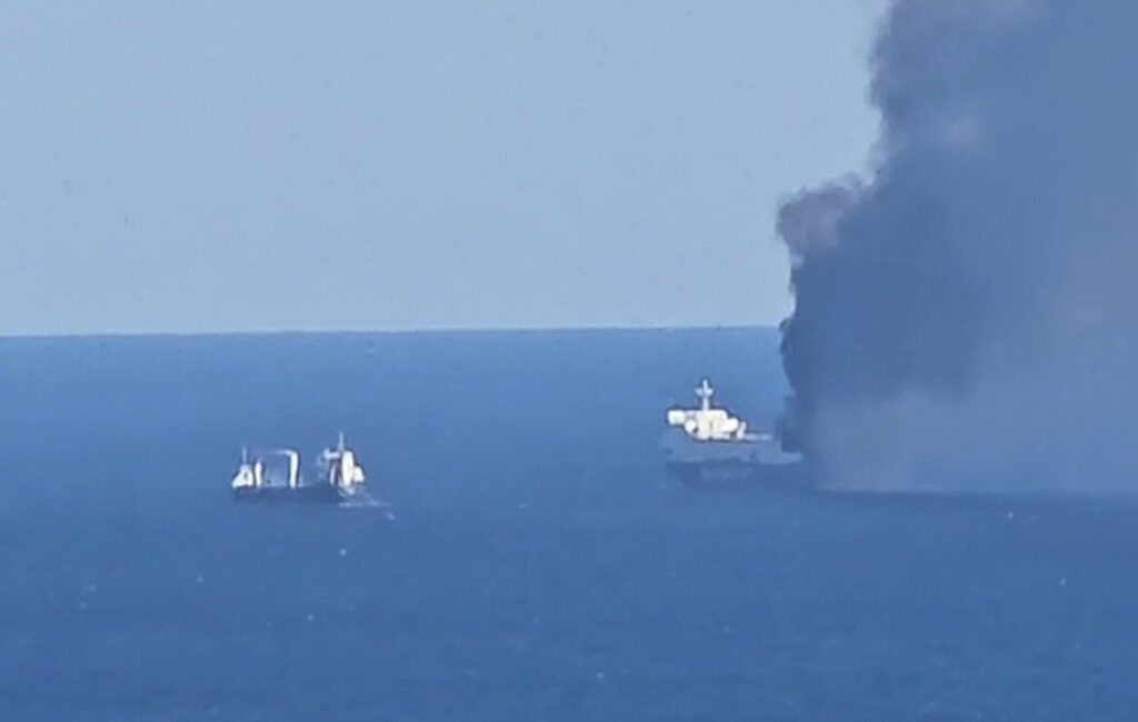 Ενισχύονται οι δυνάμεις στη φωτιά του BLUE CARRIER 2 – Σε ετοιμότητα και τα αντιρρυπαντικά μέσα