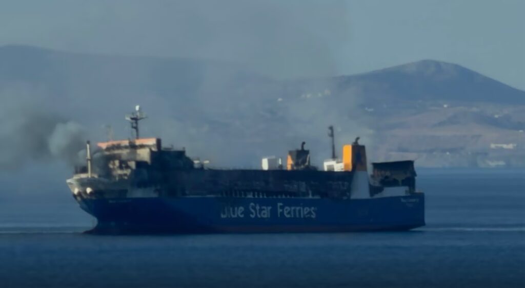 Συνεχίζεται η κατάσβεση του Blue Carrier 2 – Σε υπήνεμο σημείο νοτιοδυτικά της Τήνου το πλοίο