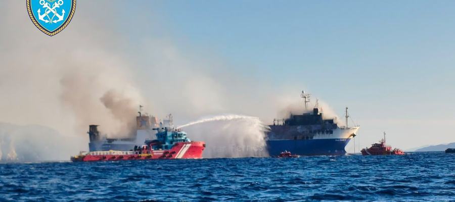 Μύκονος: Σε εξέλιξη οι προσπάθειες να αποτραπεί η βύθιση του φλεγόμενου πλοίου – Σε ετοιμότητα μέσα απορρύπανσης