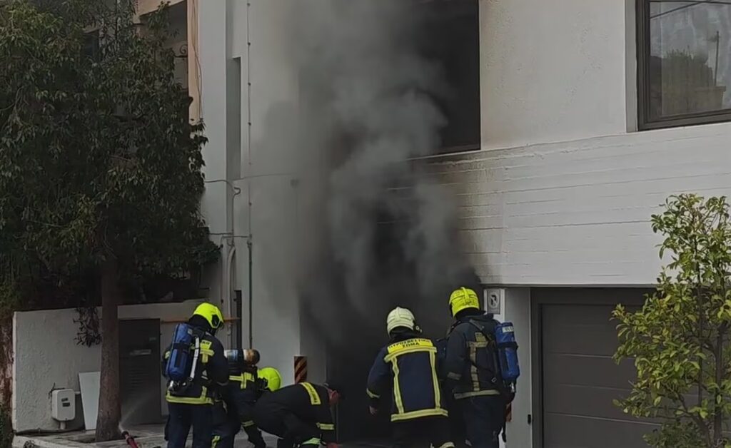 Αναστάτωση στην Ακρόπολη: Φωτιά με εκρήξεις σε υβριδικό όχημα μέσα σε πάρκινγκ