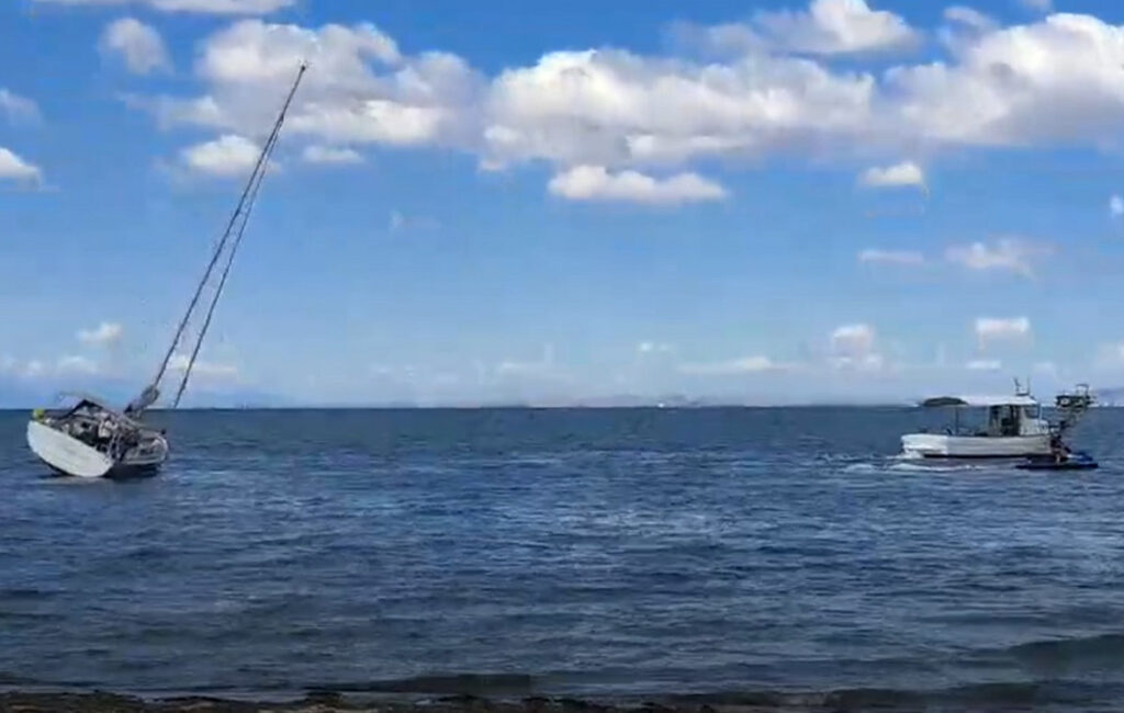 Αίσιο τέλος στην προσάραξη ιστιοφόρου με δύο Γερμανούς στον Θερμαϊκό – Δείτε βίντεο
